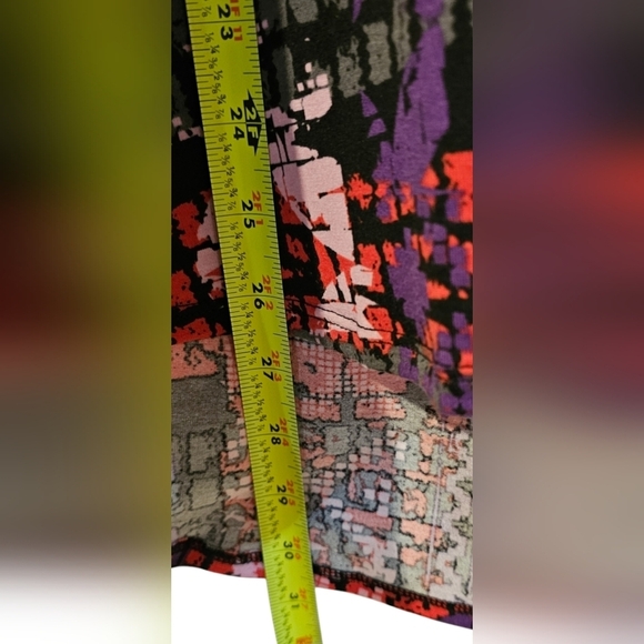 LuLaRoe - Red and Purple Short Sleeve Graphic Tunic Longer In The Back To Cover‍ - Picture 4 of 5